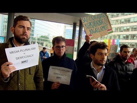 بالفيديو صحافيون يتظاهرون دعما لحرية الإعلام في المجر في بروكسل