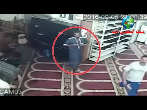 شاهد رجل يسرق أحذية المصلين في أحد المساجد اثناء تأدية الصلاة