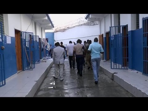 شاهد فرار 174 سجينًا من سجنٍ في هايتي