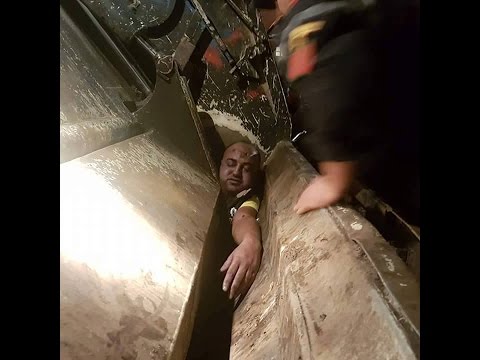 شاهد لحظة إلقاء تاجر أسماك لنفسه داخل عربة قمامة في الحسيمة