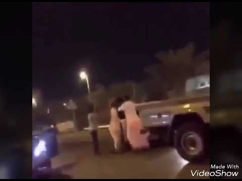بالفيديو مشاجرة عنيفة على الطريق بين مجموعة من الشباب في السعودية