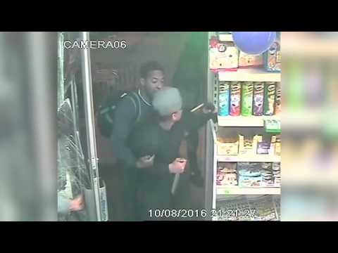 شاهد صاحب محل ينقذ شابًا من مجرم مسلح بسكين يحاول قتله