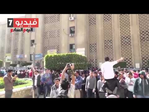 أنصار الإخوان يتظاهرون داخل الحرم الجامعي