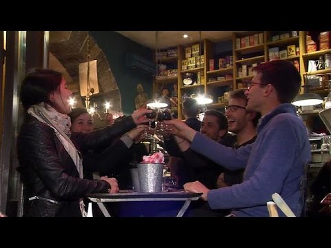 شاهد الفرنسيون يحتفلون بأحدث إصدارات نبيذ بوغوليه