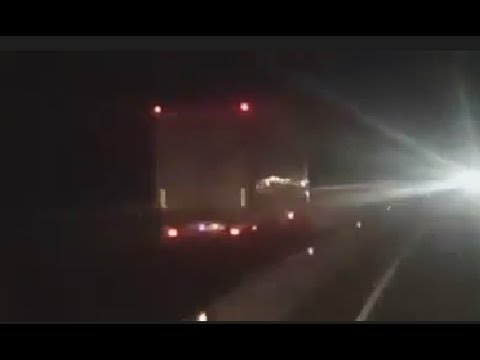شاهد  سائق شاحنة يسير في الاتجاه المعاكس على الطريق السريع