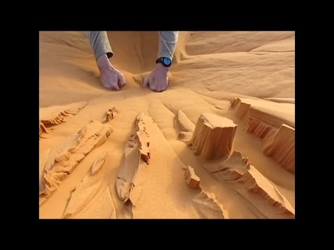 بالفيديو مواطن يتلاعب بالكثبان الرملية بطريقة رائعة