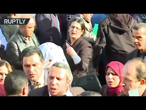 شاهد الشرطة الجزائرية تمنع مسيرة نقابية في العاصمة