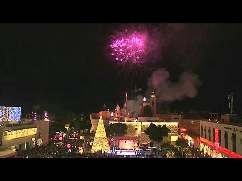 بالفيديو بيت لحم تضيء شجرة عيد الميلاد في ساحة كنيسة المهد في مدينة بيت لحم