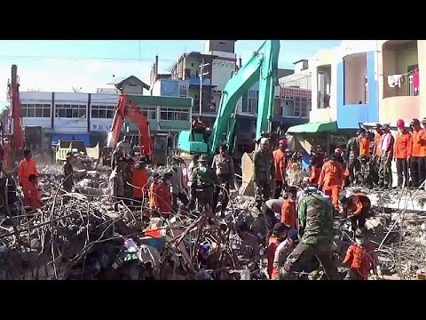شاهد أعمال الإنقاذ مستمرة في إندونيسيا