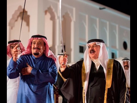 شاهد الملك سلمان يرقص العرضة بـالسيف مع العاهل البحريني