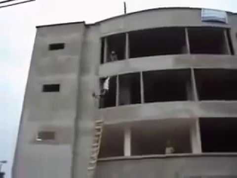 شاهد  عامل يُدهش العالم بقدرته الخارقة في البناء