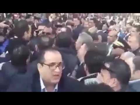 شاهد لحظة ضرب أحمد موسى علقة ساخنة أمام الكاتدرائية