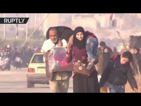 بالفيديو آلاف المدنيين يغادرون شرق مدينة حلب