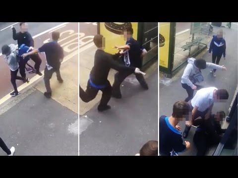 شاهد خناقة شوارع فى بريطانيا بين شاب ومراهق