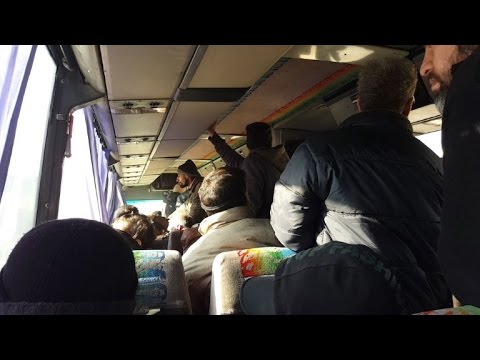 شاهد المدنيون المغادرون من حلب في رحلة الخوف والقلق