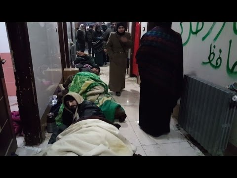 شاهد مدنيون ينتظرون إجلاءهم في آخر مستشفى ميداني في شرق حلب