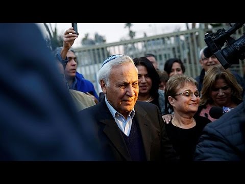 شاهد خروج موشي كاتساف الرئيس الإسرائيلي الأسبق من السجن