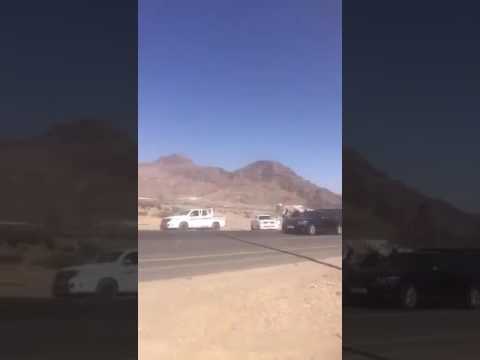 شاهد ماذا فعل أمير سعودي عندما اعترضت امرأة وابنتها موكبه