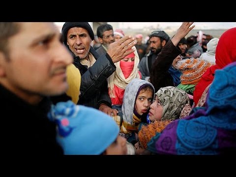 شاهد المدنيون يعيشون مأساة بعد النزوح من بُؤرة الحرب في الموصل