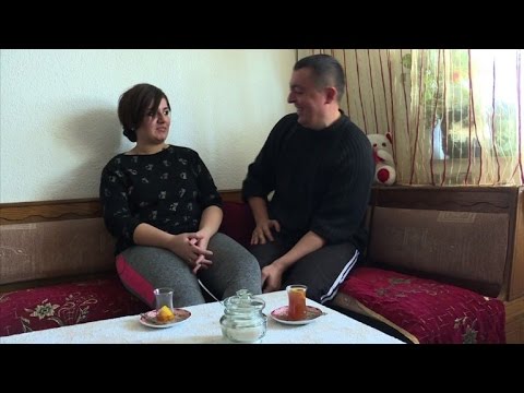 شاهد قصة حب تجمع بين شرطي مقدوني ولاجئة كردية