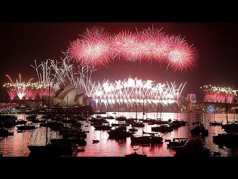 بالفيديو عروض عملاقة بالألوان والألعاب النارية لاستقبال العام الجديد