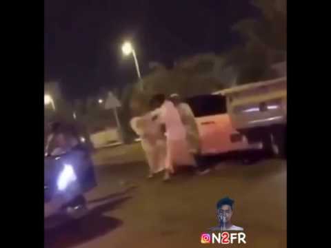 شاهد  مشاجرة طاحنة بين مجموعة من الشباب