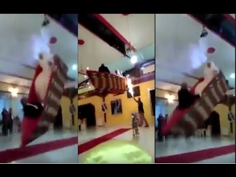 عروسان قررا دخول قاعة الزفاف بشكل غير تقليدي