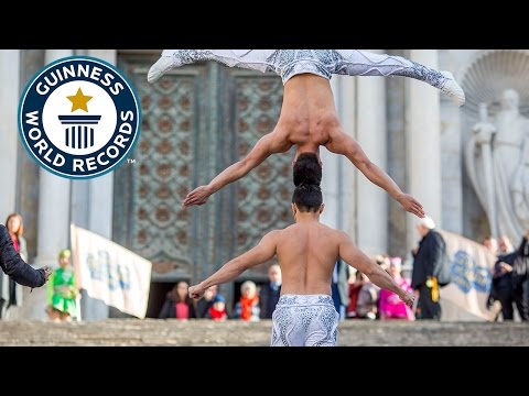 بالفيديو  شقيقان يحطمان رقمًا قياسيًا بوقوفهما رأسا فوق رأس