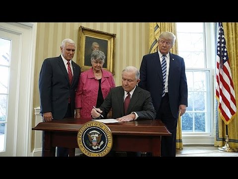 شاهد السناتور غيف سيشنز يؤدي اليمين كوزير للعدل