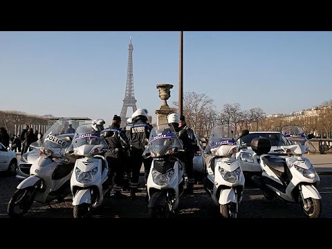 شاهد سياج مضاد للرصاص لإحاطة برج إيفل