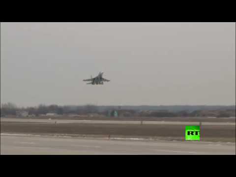 شاهد طائرة إيل78 الروسية تزود مقاتلات سوخوي بالوقود جوًا