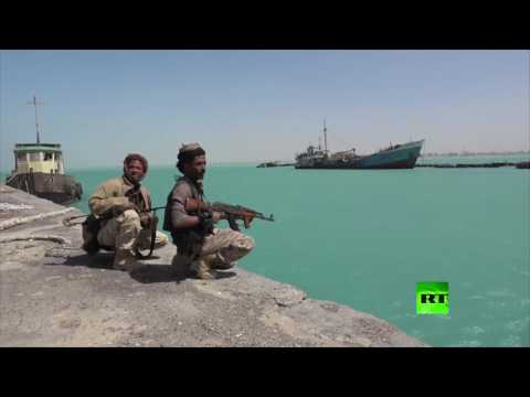 شاهد القوات الحكومية تحكم سيطرتها على مدينة المخا الساحلية