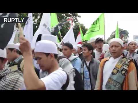 شاهد 100 ألف إندونيسي يقيمون صلاة جماعية للدعوة إلى انتخاب مسلم حاكمًا لجاكرتا