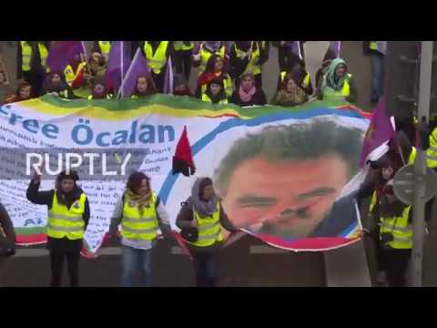 شاهد 15 ألف متظاهر في فرنسا يطالبون أنقرة بالإفراج عن أوجلان