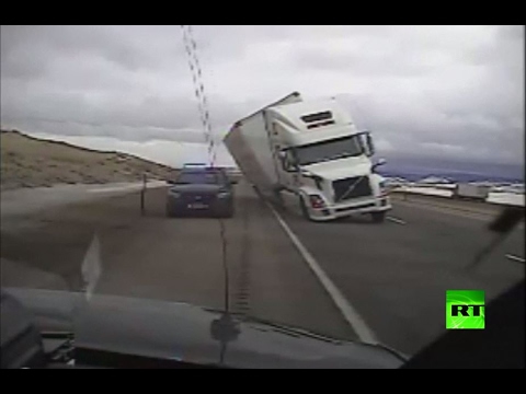 شاهد رياح شديدة تقلب شاحنة كبيرة في ولاية وايومنغ الأميركية