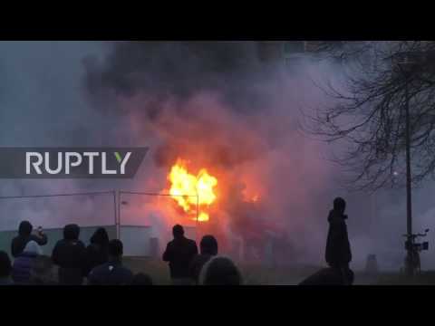 شاهد متظاهرون في باريس يحرقون سيارات الشرطة بعد الاعتداء على شاب أسود