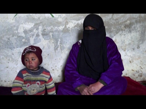 بالفيديو أسرة سورية تعيش في كتيبة عسكرية قصفت منزلها في درعا