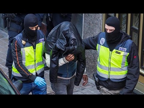 شاهد اعتقال رجل وامرأة يشتبه في صلتهما بـ داعش