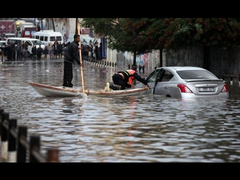 شاهد  مخيمات جبلية للاجئين في غزة تتأثر بفيضان
