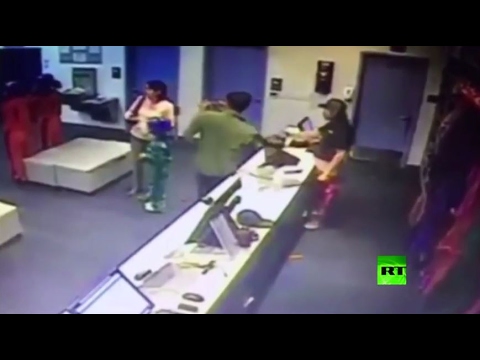 شاهد رد فعل سريع لمدرّب قفز بالمظلّة يؤمن سلامة طفل