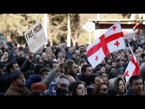 شاهد احتجاجات في جورجيا لمساندةً قناة معارِضة