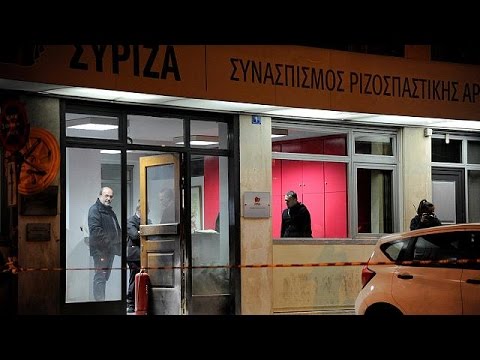 شاهد اعتداء بالزجاجات الحارقة على مقر الحزب الحاكم في أثينا