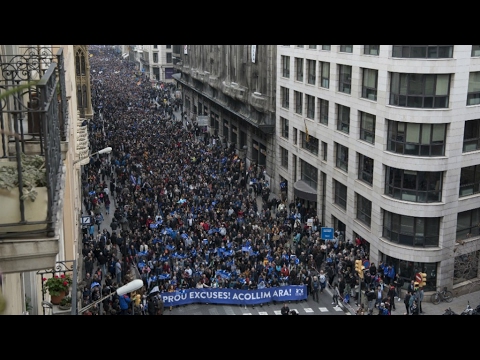 شاهد عشرات آلاف المتظاهرين في شوارع برشلونة