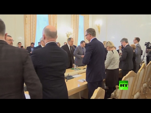 بالفيديو  لافروف ونظيرته السويدية يقفان دقيقة حدادًا على روح تشوركين