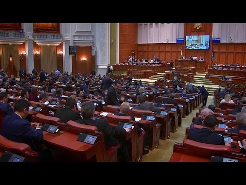 شاهد البرلمان الروماني يصادق على رفض تخفيف قانون مكافحة الفساد