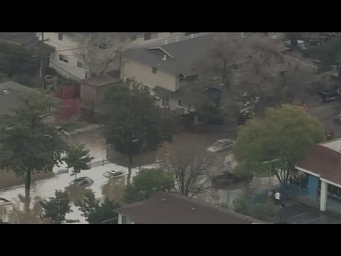 شاهد وسط وجنوب كاليفورنيا الأميركية تحت رحمة العواصف المطرية