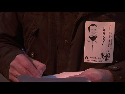 شاهد الإفراج عن المعارض إيلدر دادين في روسيا