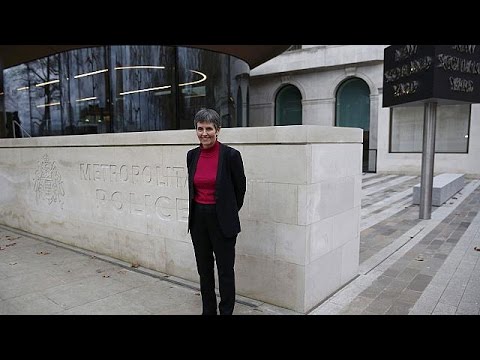 شاهد امرأة على رأس سْكوتلانْدْيار