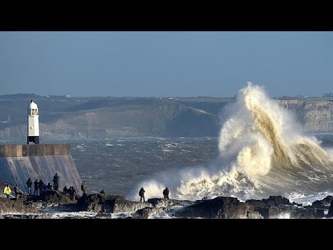 شاهد أولى ضحايا إعصار دوريس الذي يجتاح بريطانيا