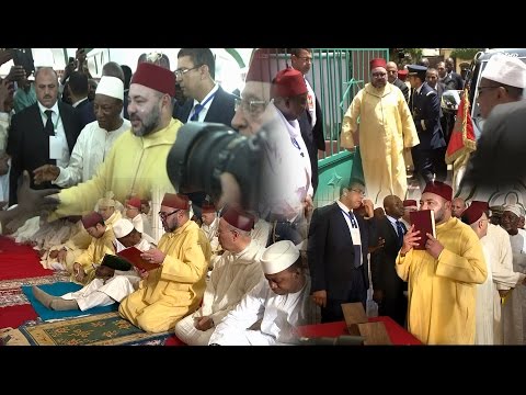 شاهد الملك محمد السادس يؤدي صلاة الجمعة في كوناكري الغينية